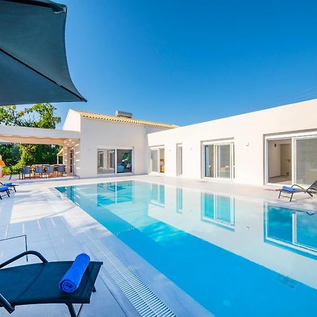 Villa Ami, Roda, Corfu: 10 Guests, Heated Pool, Private Mini Golf, Pool Table & More!! Exteriör bild