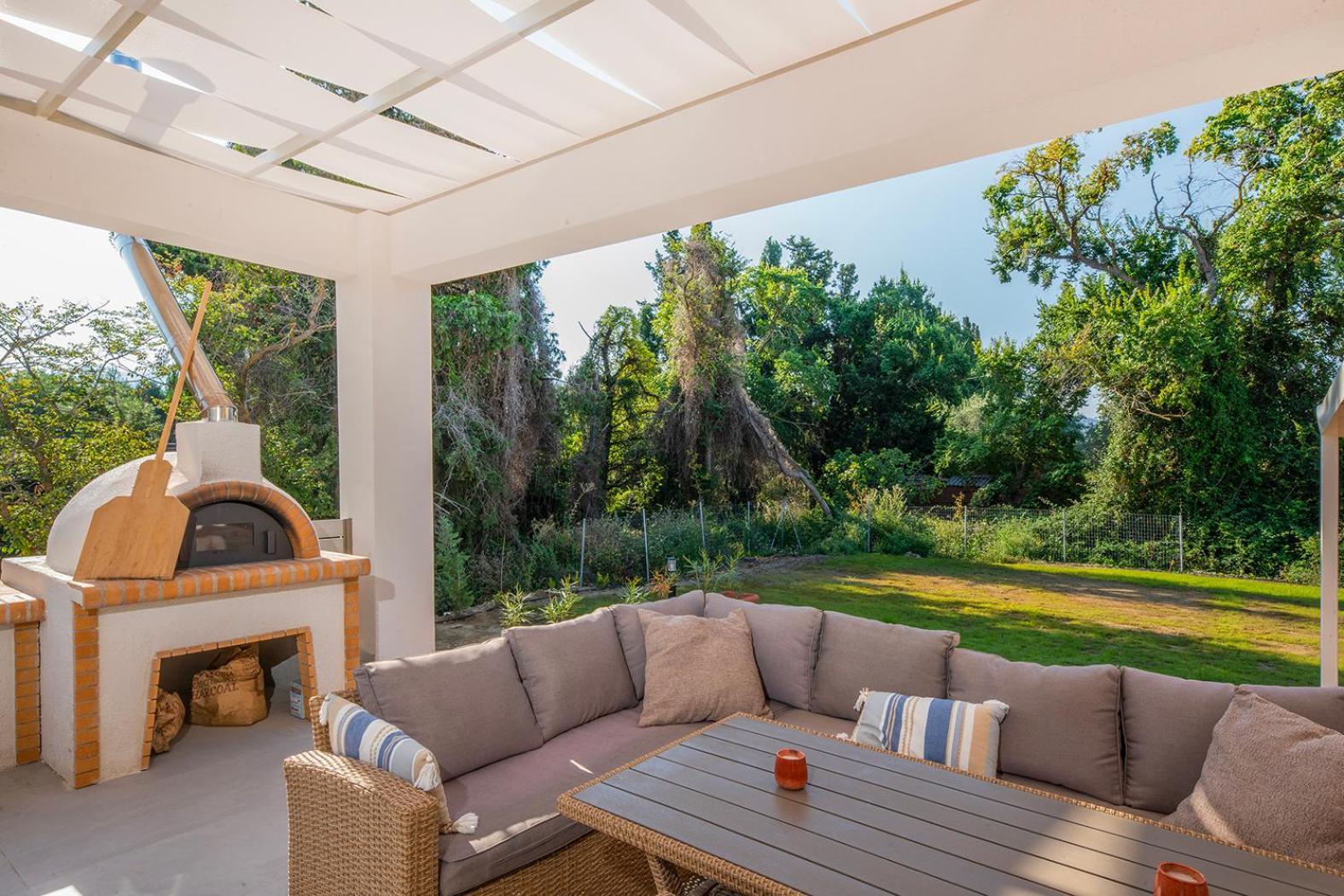 Villa Ami, Roda, Corfu: 10 Guests, Heated Pool, Private Mini Golf, Pool Table & More!! Exteriör bild